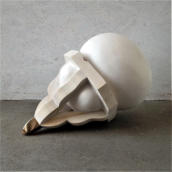 BON SIGNE 1, 2018, hout-acrylaathars-brons, H 23 cm